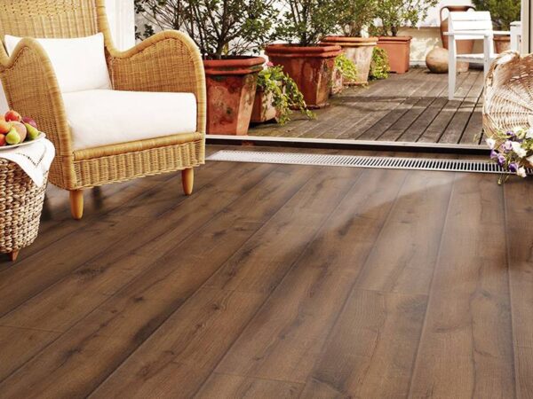 LIVING PLANK OAK DORADO LAMINATE FLOORING AC4